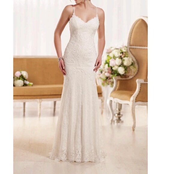 Essence of Australia Low Back Train Lace Wedding Gown D1934ZZ Size 8
